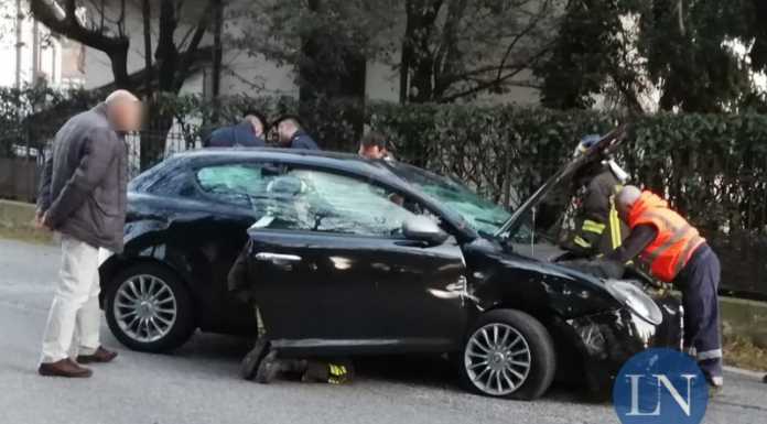Robbiate, auto urta un albero e si ribalta: ferito 27enne