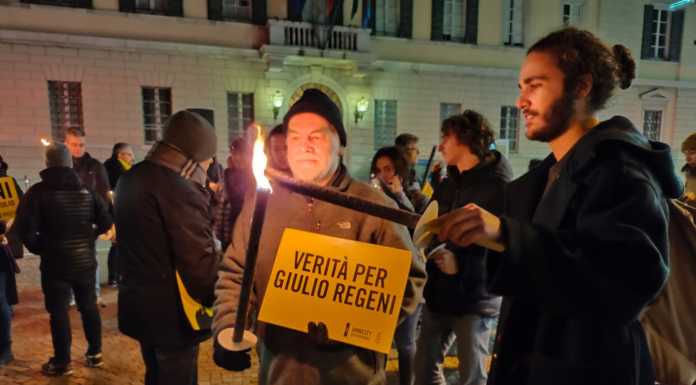 Fiaccole a Lecco in ricordo di Giulio Regeni: “Dopo 4 anni ancora nessuna verità”