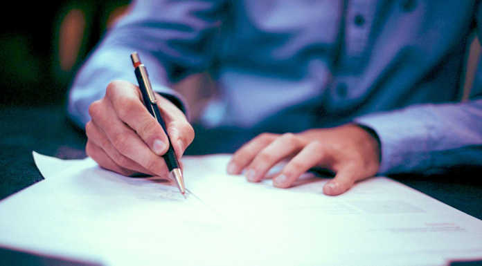 La lettera di una studentessa in rientro da Londra: “Volo pieno e nessun controllo a Roma”