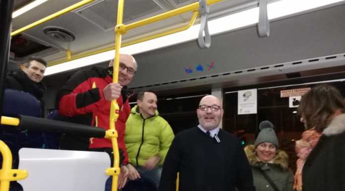 Autista di bus in pensione, i viaggiatori lo festeggiano nella sua ultima corsa