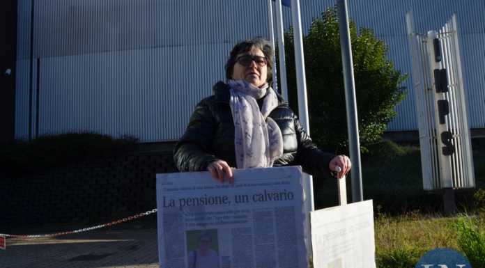 Protesta fuori dall’Inps di Lecco: “Io senza pensione da agosto”