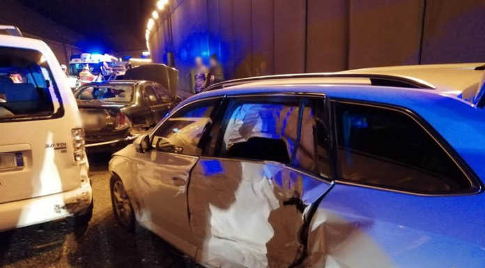 Maxi carambola nel tunnel di Lecco: più di dieci veicoli coinvolti e galleria chiusa