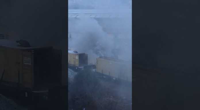 Fumo dallo scarico di un convoglio sulla ferrovia, cittadini preoccupati