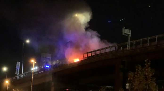 Il video dell’incendio sul Terzo Ponte, l’auto avvolta dalle fiamme