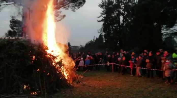 Merate, successo per il falò della Gibiana animato dal suono delle cornamuse