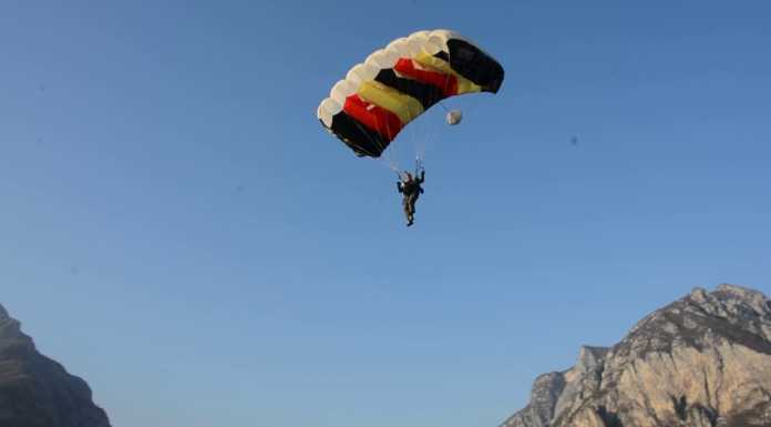 A Lecco la befana ‘paracadutista’ atterra sul lungolago (VIDEO)