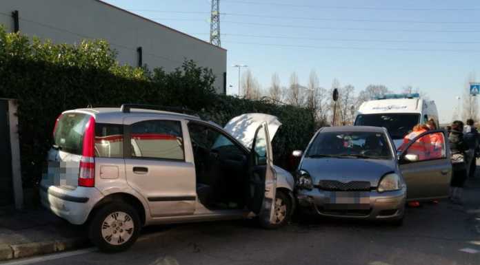 Merate, si sente male alla guida e si scontra con un’altra auto