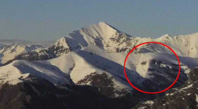 “E’ apparso un volto su un monte in Valsassina”, ecco la foto di un lettore