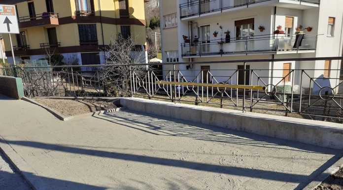 Lavori alla fermata bus sul torrente Grigna, ripristinato il muro di contenimento
