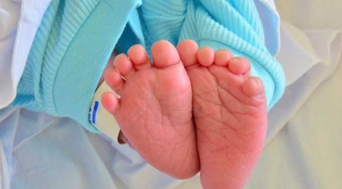 Bellano, l’amore di una mamma è più forte del virus