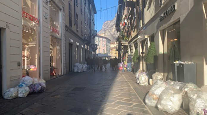 Rifiuti in centro, doppio giro di raccolta per ‘recuperare’ Capodanno
