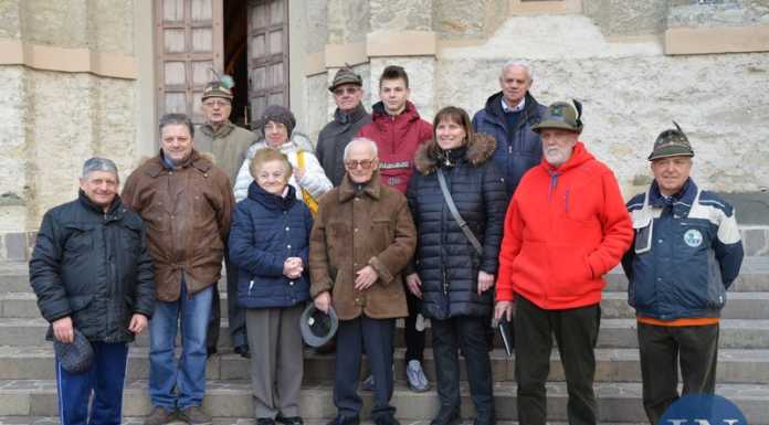 Gli Alpini di Calolzio premiano Renzo Galli con la targa della solidarietà