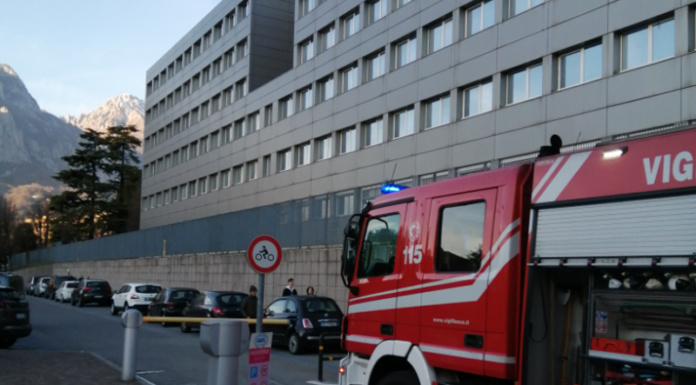 Neonato di 2 giorni resta chiuso in auto, salvato dai Vigili del Fuoco
