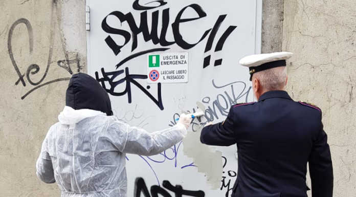 Monza, ‘beccato’ mentre imbratta una porta, 500 euro di multa