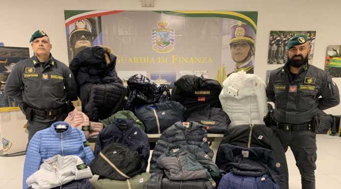 Maxi sequestro di abiti contraffatti in centro Como, denunciato straniero