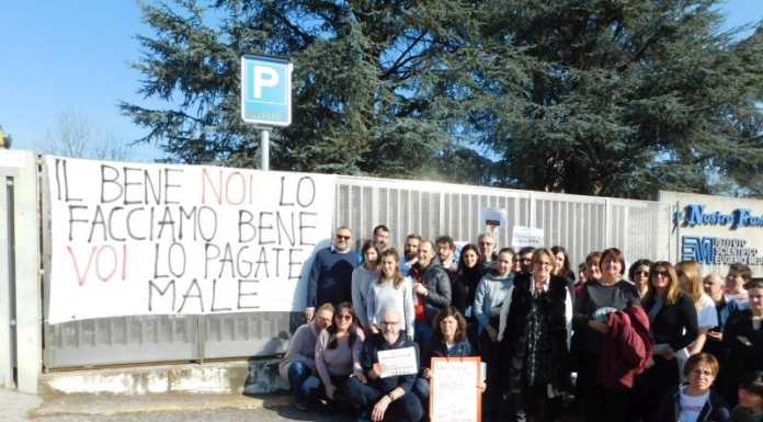 Protesta ai cancelli della Nostra Famiglia, lavoratori in presidio