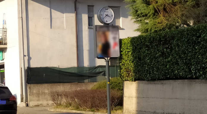 Cartello pubblicitario in mezzo al marciapiede, la polemica di Cambia Calolzio