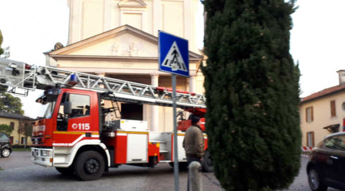 Cernusco, croce pericolante in cima al campanile: intervento dei pompieri
