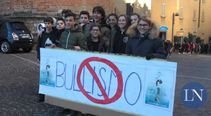 Merate, flash mob degli studenti in piazza per dire no al bullismo