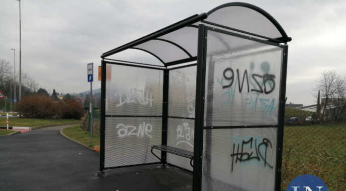 Merate, già imbrattata la nuova pensilina in via De Gasperi