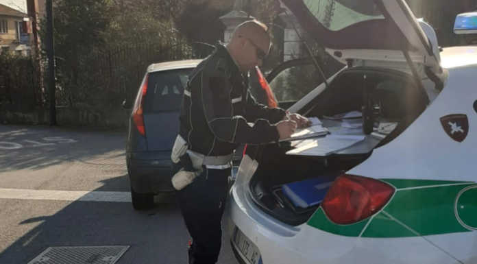 Merate, al volante senza cinture e assicurazione: multa e sequestro dell’auto