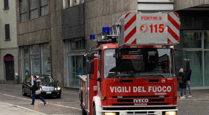 Oggetto percolante sul tetto dell’ex Popolare di Lecco, Vigili del Fuoco al lavoro