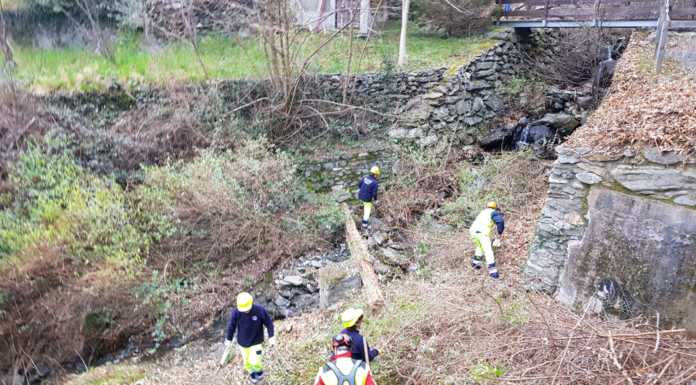 Dervio, volontari al lavoro per ripulire l’alveo del Chignolo