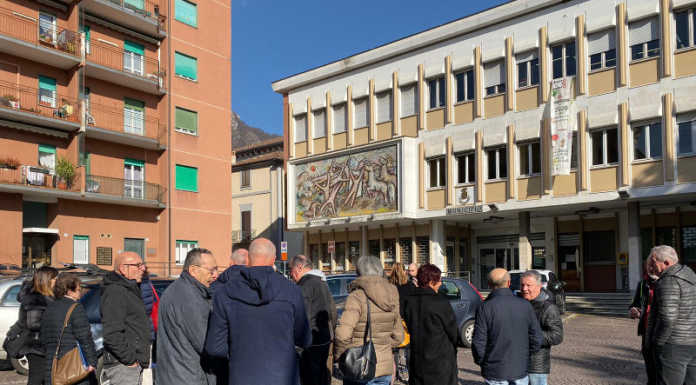 Antenna a Villa Vergano, i residenti in Comune: “Fermate i lavori”