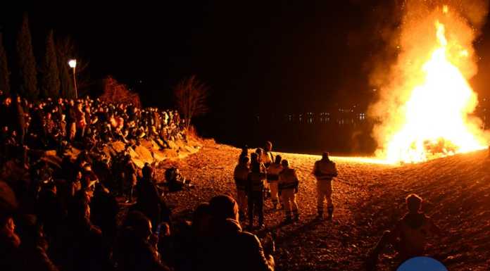 Falò sul lago, le fiamme illuminano la notte dei Gineé