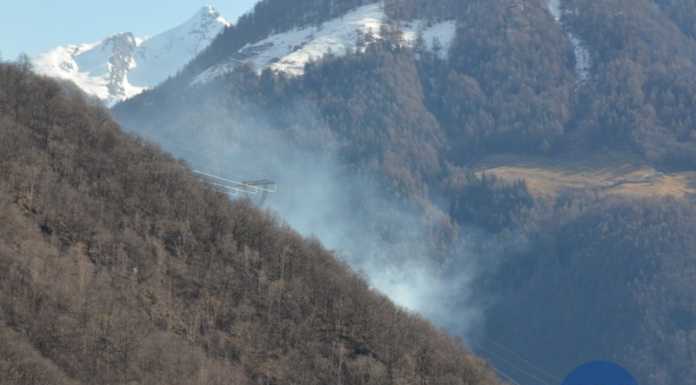 Incendio nei boschi tra Tremenico e Pagnona, volontari e pompieri al lavoro