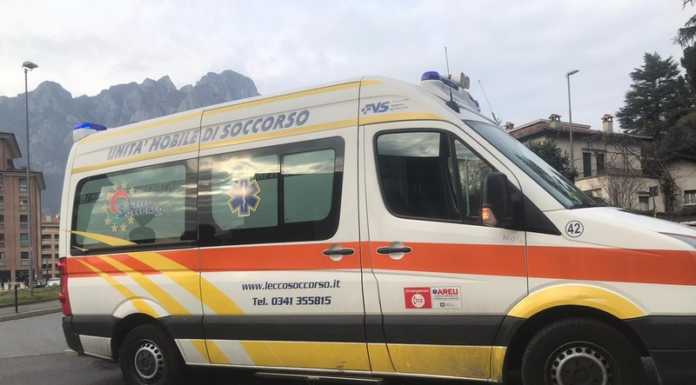 Incidente alla rotonda di Acquate, urta una moto e si allontana