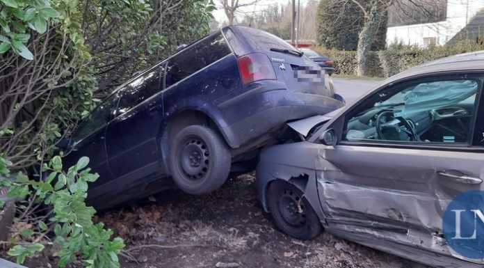 Incidente a Bosisio: auto finisce in un fosso dopo lo scontro, due feriti lievi