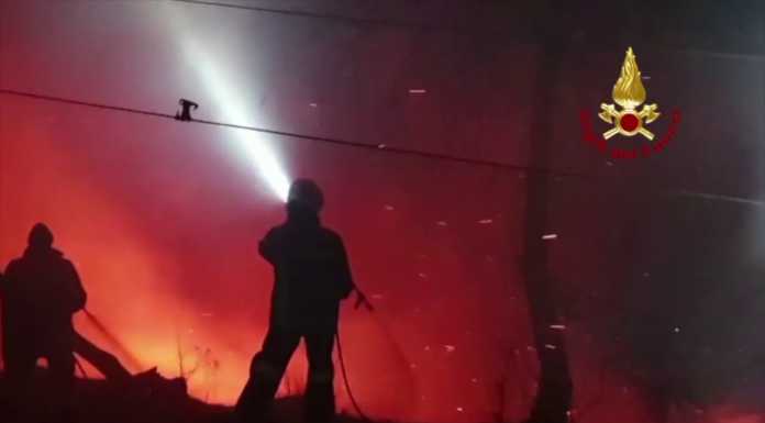 Incendio a Pagnona, le immagini delle operazioni di spegnimento