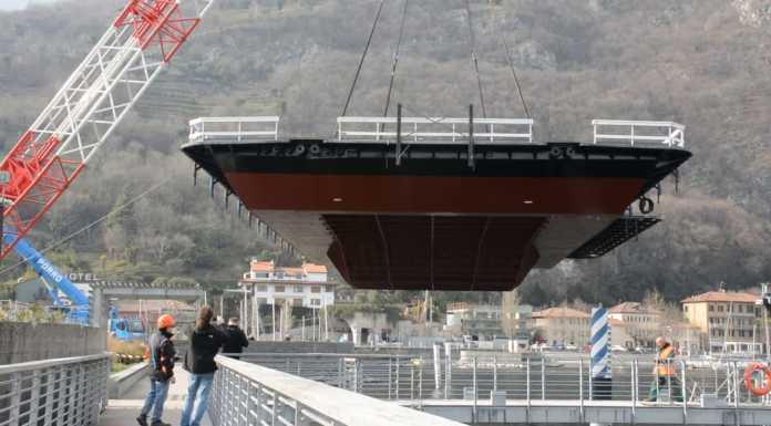 Valmadrera: la maxi piscina galleggiante torna a casa (VIDEO)