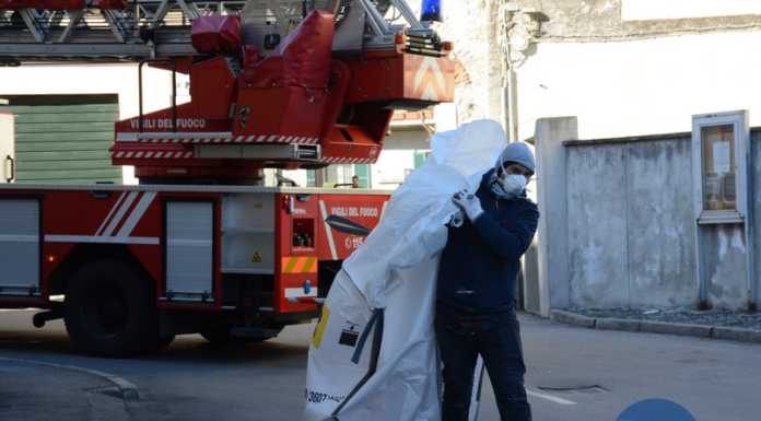 Vento. A Pescate cadono da un tetto lastre in eternit