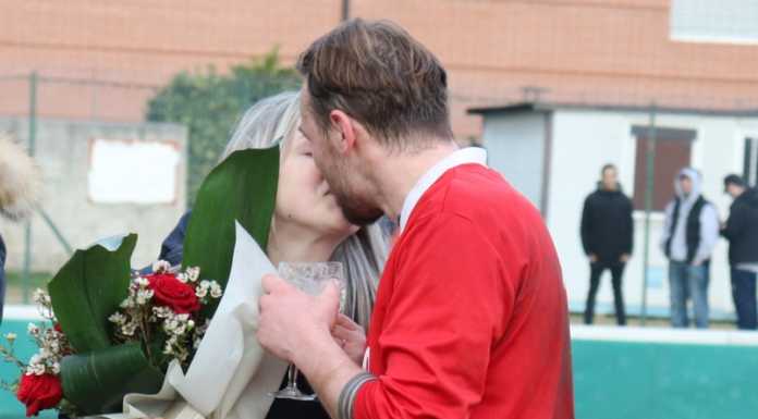Calcio e amore. “Mi vuoi sposare?”. La proposta di matrimonio al triplice fischio finale