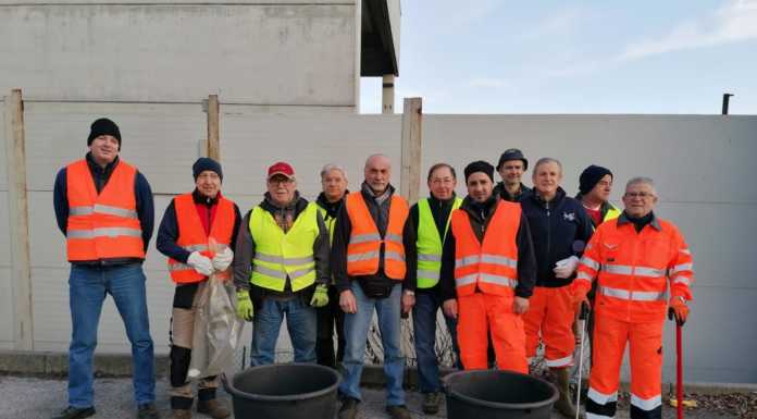 Volontari al lavoro: pulito dai rifiuti il tratto di strada tra Dolzago e Sirone