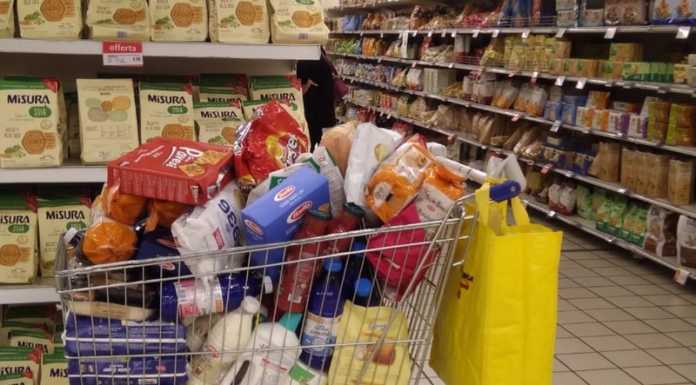 Effetto Coronavirus: supermercati pieni e scaffali vuoti