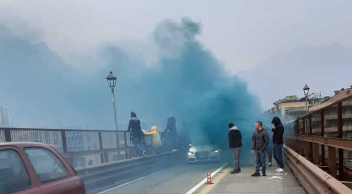 Trasferta ‘saltata’, i tifosi del Lecco accendono fumogeni sul Ponte Vecchio
