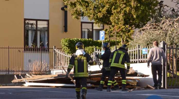 Bufera di vento, a Valmadrera un tetto ‘finisce’ in strada. Interventi dei pompieri nel lecchese