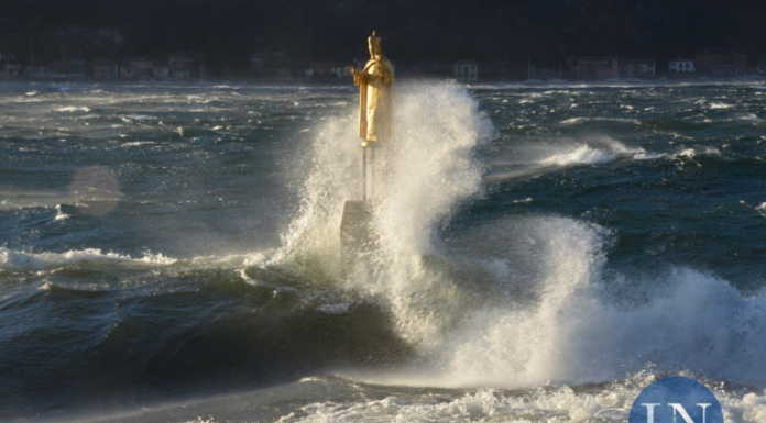 Il forte vento sul lago ha regalato anche momenti di spettacolo San Nicolò patrono di Lecco