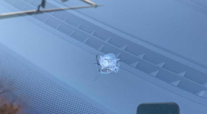 Asfalto rovinato, ancora parabrezza rotti sulla SS36