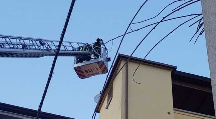 Lecco. Cade materiale da un edificio, chiusa via Aspromonte