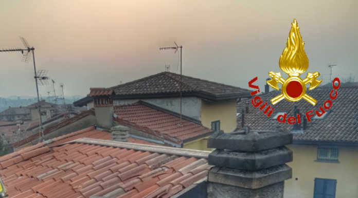 Vigili del Fuoco a Cassago. Incendio canna fumaria, brucia porzione di tetto