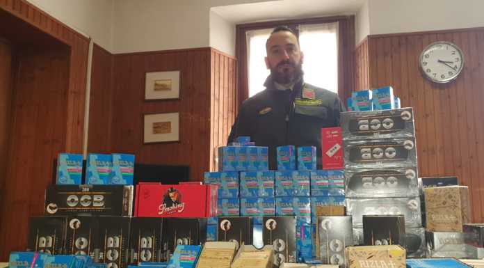 Cartine e filtri “costano” caro a un negoziante: maxi sequestro e multa