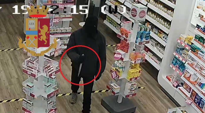 Milano, armati di coltello rapinano una farmacia: arrestati