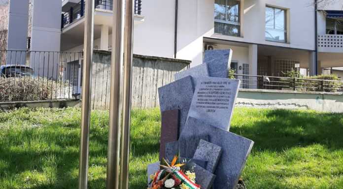 Fiori a Lecco per ricordare le vittime degli scioperi del 7 marzo