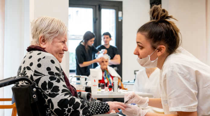 Le ospiti della Residenza Sanitaria Assistenziale Borsieri si fanno belle