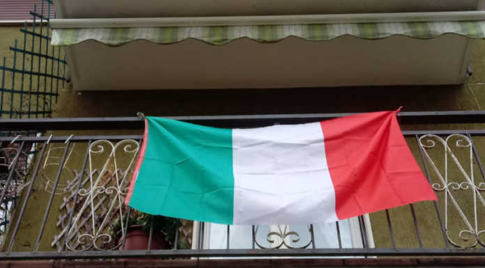 La Valletta, unità creativa con i tricolori esposti dai balconi