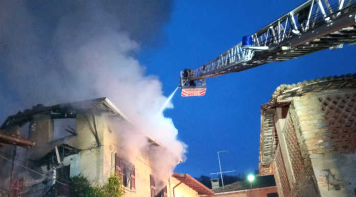 Incendio all’alba a Missaglia, due famiglie evacuate
